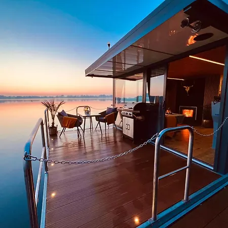 Botel Bohea Hausboot