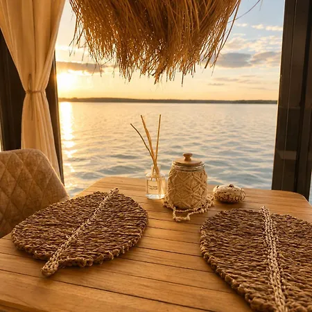 Ботель Bohea Hausboot Mit Sauna Und Kamin Швилохзе